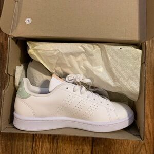 NWT adidas Women's Advantage Sneaker, size: 9.5